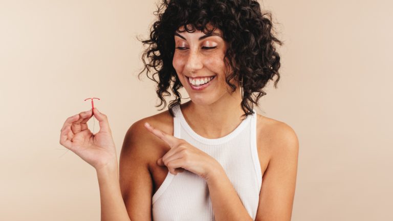 Mulher segurando um DIU