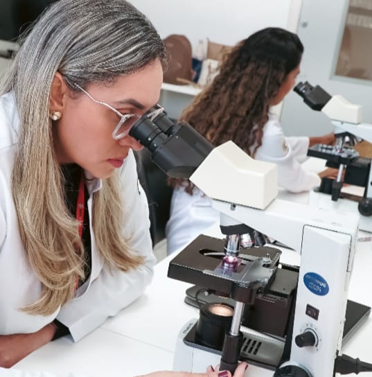 Corrimento de Repetição: Como a Microscopia Vaginal é essencial no diagnóstico correto